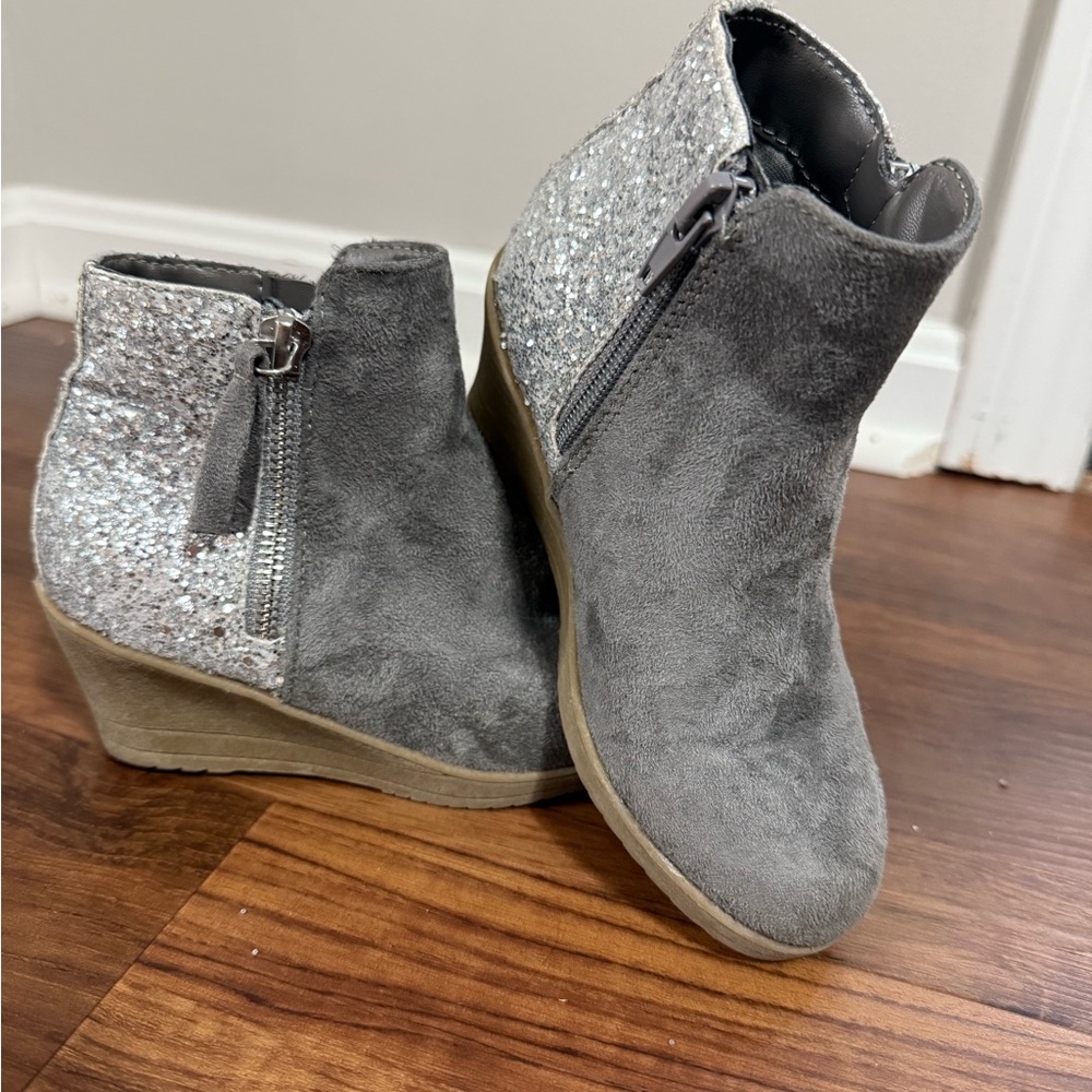 Report Gray and Silver Glitter Kids Boots